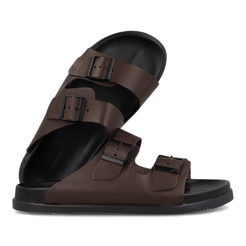 Vista lateral da sandália masculina Constantino Flow-C01 em couro café com detalhes das fivelas